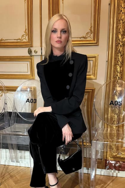 La diseñadora argentina Sofía
Achával de Montaigu en el desfile de
Armani Privé, en la mansión privada
que Giorgio Armani tiene en el exclusivo
distrito del Triangle d’Or, pleno corazón
de París. Para la ocasión, eligió un look
total black en terciopelo negro compuesto
por un saco de cuello cerrado y botonadura
asimétrica y pantalón.