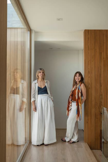 La diseñadora de interiores Constanza Franchini (izq.) y la arquitecta Claudia Alonso.