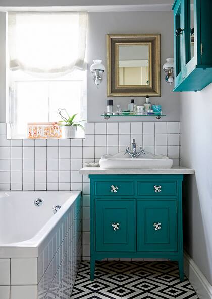 La diseñadora de interiores Sarah Ord compró el mueblecito y el botiquín online y los renovó con el mismo color