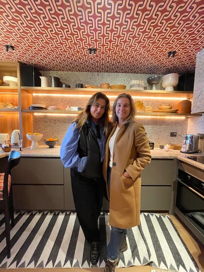 La diseñadora de interiores Victoria García Baltar (izq.) de visita en el departamento a cargo de Concepto Fusión. Allí se encontr con la especialista en iluminación Verónica Bullrich, a cargo del diseño de iluminación del espacio.