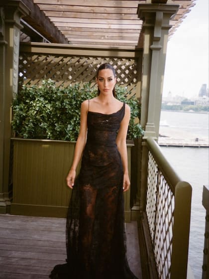 La diseñadora de joyas eligió un vestido negro de encaje con transparencias que resaltó su figura