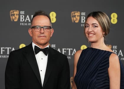 La diseñadora de producción Florencia Martin y el escenógrafo Anthony Carlino, nominados al Oscar por su trabajo en Una batalla tras otra