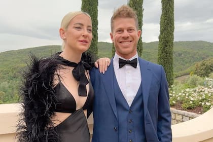 La diseñadora de ropa deportiva Sabrina Sielecki -prima de Lucas- junto a su marido, el tenista uruguayo Ariel Behar.