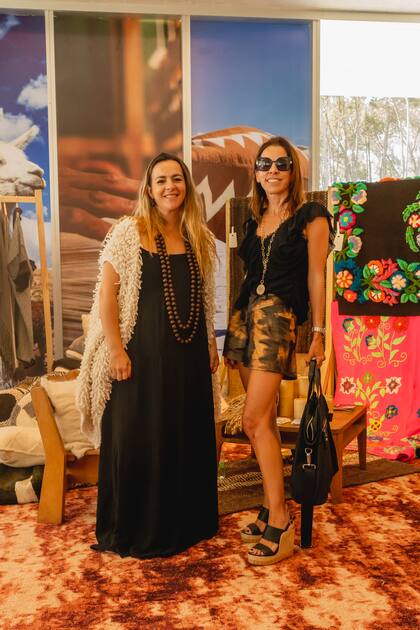 La diseñadora de textiles Magdalena Sánchez de Bustamante e Inés Etchebarne Mihanovich, presidente de la Asociación de Amigos del Moderno.