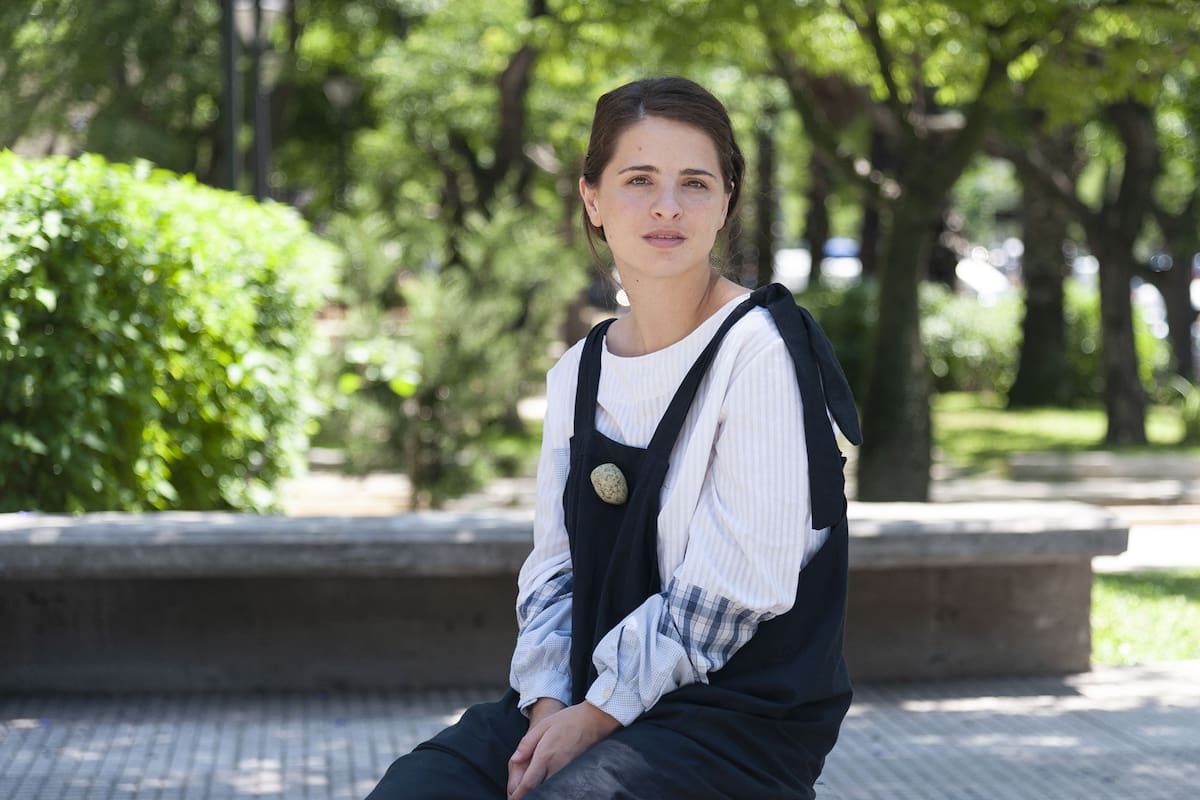 La diseñadora fueguina va más allá de la indumentaria y se expresa a través de otros formatos, como la joyería; expone en el Malba y en breve estrenará un proyecto interdisciplinario en Río Grande.