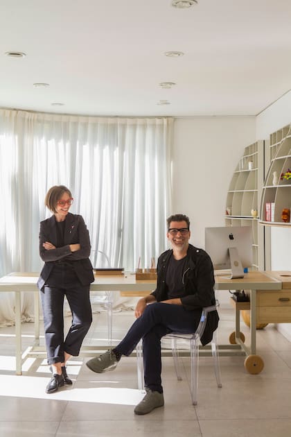 La diseñadora gráfica Paloma Kon y el diseñador industrial Martín Irizar en su estudio.
