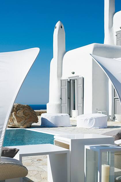 Una casa de playa blanca, radiante y práctica, con una decoración que no pasa de moda 