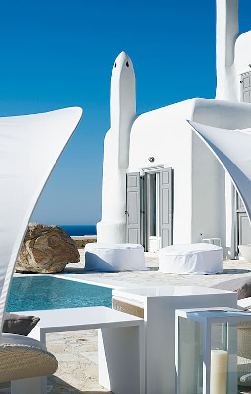 Una casa de playa blanca, radiante y práctica, con una decoración que no pasa de moda
