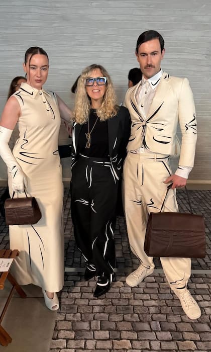 La diseñadora Jessica Trosman fue recibida en Milan Fashion Week por el equipo de Moschino. Su hija Rosa fue parte del desfile en Milan Fashion Week