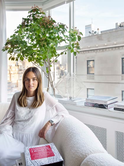 La diseñadora María Santos junto al ventanal del living: protagonista absoluto.