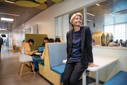 La diseñadora neerlandesa Rosan Bosch, en la escuela Rocca, de Campana; su enfoque es uno de los más innovadores del mundo