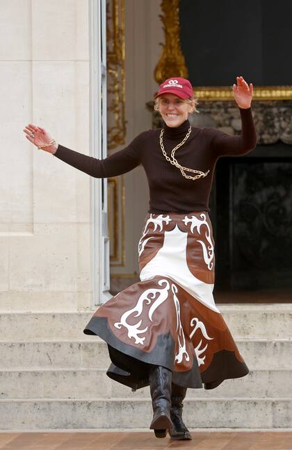 La diseñadora uruguaya Gabriela Hearst responsable creativa de Chloé en el cierre de su desfile (Photo by Thierry Chesnot/Getty Images)