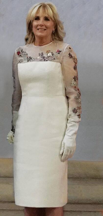 La diseñadora uruguaya Gabriela Hearst le confeccionó ambos vestidos, que Jill usó con 100 días de distancia. La firma LW Pearl se encargó de bordar en el escote (está confeccionado en organza de seda) flores que representan todos los estados del país