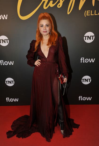 La diseñadora Verónica de la Canal, con un vestido muy llamativo, también pasó por la alfombra roja de esta especial presentación