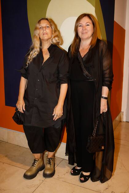 La diseñadora y artista visual Jessica Trosman y Marisa Koiffman, prosecretaria de la comisión de la Asociación Amigos del Moderno