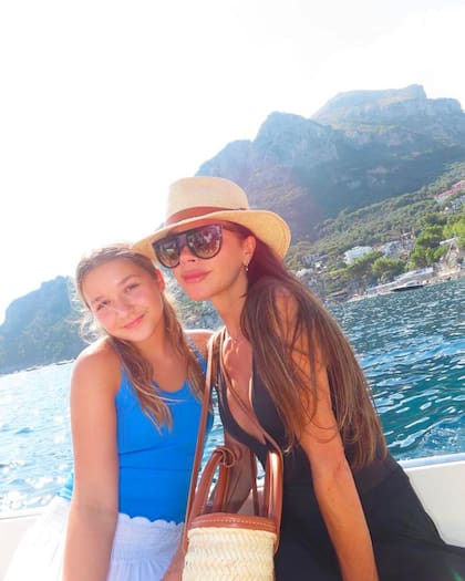 La diseñadora y su hija Harper Seven durante un paseo en barco.