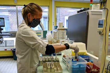 "Si vacunamos a un montón de gente pero en un lugar donde no hay circulación del virus, entonces no habrá contagios y tardaremos más en saber si la vacuna funciona"