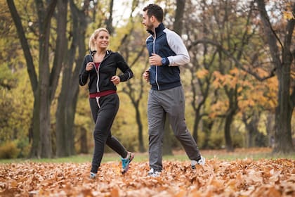 La disminución de testosterona, una hormona clave en la síntesis proteica, agrava la pérdida muscular