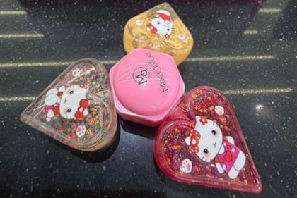 La disposición de Anmat prohibió, entre otros, un set de labiales en forma de corazón con imágenes de Hello Kitty