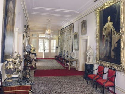 La disposición de las habitaciones y la agrupación de su contenido sigue siendo muy similar a la de la época de la reina Isabel La Reina Madre, con importantes obras de la colección de arte de Su Majestad en sus posiciones originales.