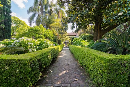 La disposición de los senderos, la vegetación y el agua responde a tradiciones que entienden al jardín como un lugar de conexión con lo trascendental