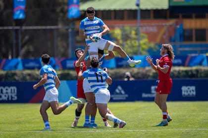 La disputa de la pelota en el partido de Rugby Seven entre Argentina y Canadá
