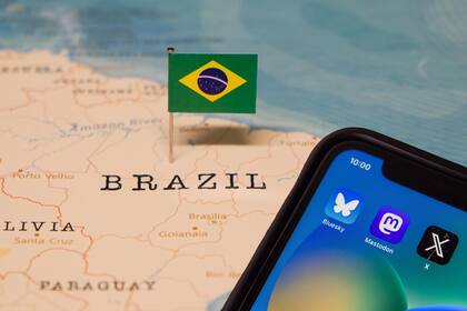 La disputa entre Elon Musk, dueño de X (izq.) y la Justicia brasileña, y en particular el juez del Tribunal Supremo Alexandre de Moraes, terminó con la prohibición de la plataforma en Brasil, donde tenía 22 millones de usuarios; 2 millones se mudaron a Bluesky, una plataforma creada por exdirectivos de Twitter