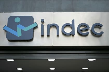 La disputa gira en torno a la metodología utilizada para calcular el Producto Bruto Interno (PBI), variable que determina si estos instrumentos debían gatillar pagos adicionales. (Photo by JUAN MABROMATA / AFP)