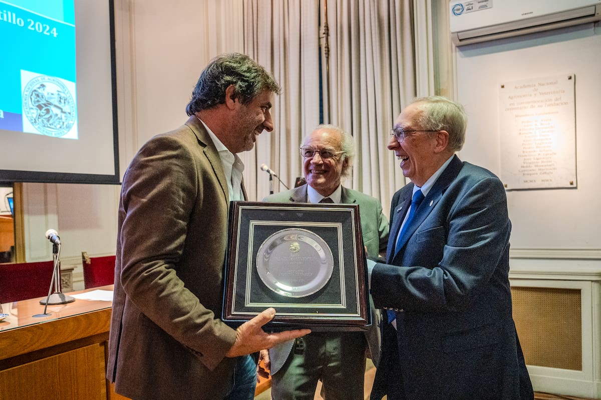 La distinción fue recibida por Groppo, presidente de Brangus, de las manos del titular de la academia, Errecalde (en el centro); a la derecha, Rodolfo Cantet
