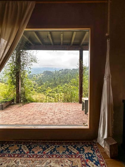 La distribución contempla un ambiente integrado de living-comedor-cocina más un dormitorio y un baño completo en el interior y una galería con una expansión descubierta