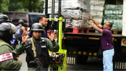 La distribución de alimentos es custodiada por efectivos de la Guardia Nacional