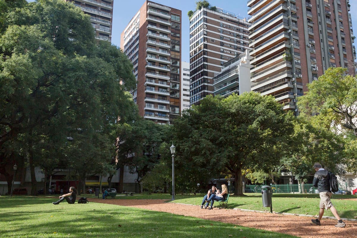 La distribución de la planta, la luz natural en todos los ambientes, la orientación, el acceso a medios de transporte, la oferta comercial del barrio y el estado del edificio son puntos que hay que analizar