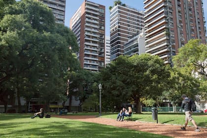 La distribución de la planta, la luz natural en todos los ambientes, la orientación, el acceso a medios de transporte, la oferta comercial del barrio y el estado del edificio son puntos que hay que analizar