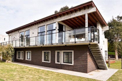 La distribución generó espacios conectados que a su vez funcionan de manera autónoma. La escalera lateral es otro de los accesos a la casa que se usa a la vuelta de la playa.