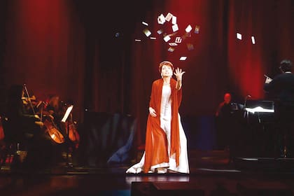 La diva de la ópera María Callas regresó a los escenarios gracias a la tecnología holográfica y láser