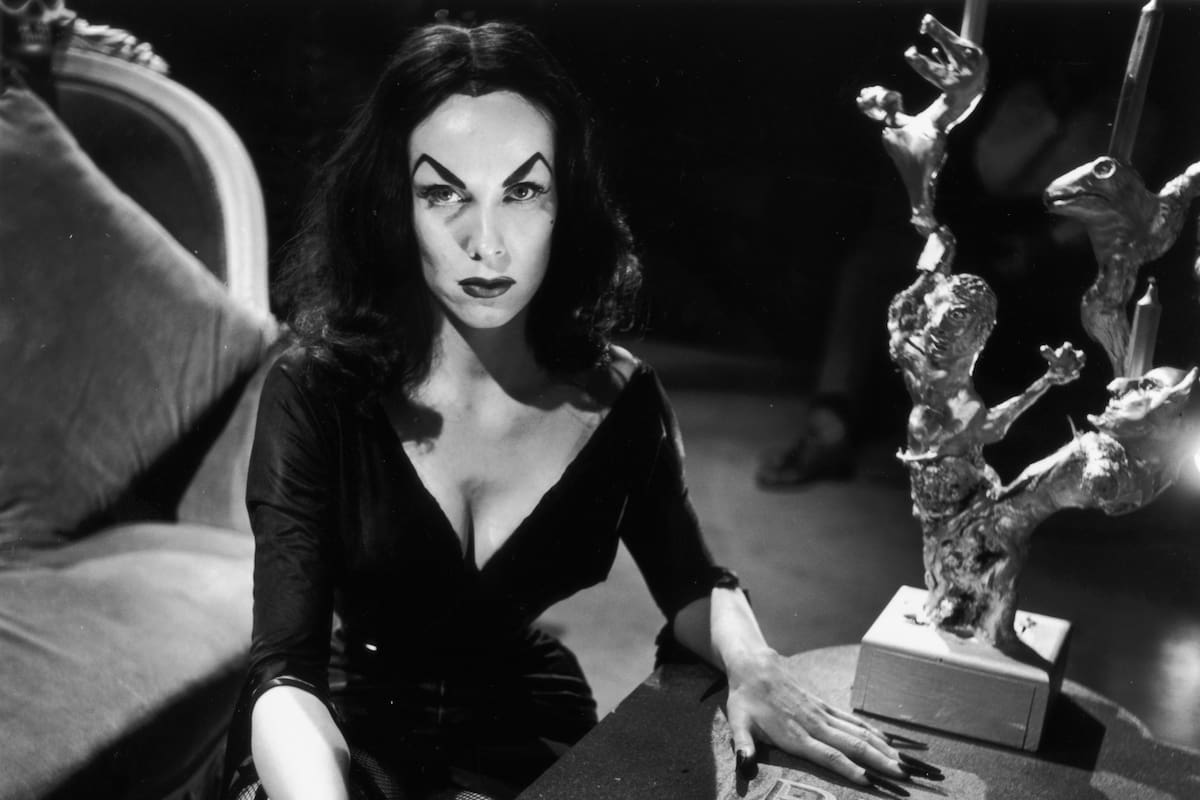 La diva hot que revolucionó el terror televisivo, hablaba con el fantasma de James Dean y protagonizó la peor película de la historia