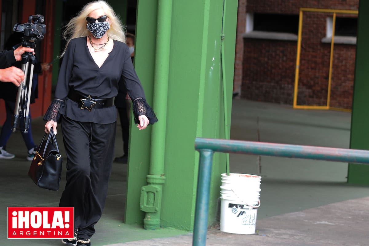 La diva lució un total look en negro y con zapatillas “joya”