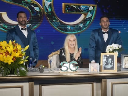La diva lució un vestido de Paco Rabanne valuado en casi dos mil euros que contenía joyas incrustadas