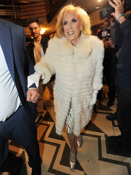 La diva optó por un traje en tono marfil con piedras bordadas, zapatos dorados y tapado de piel para su salida primaveral
