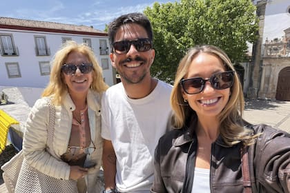 “La diversidad de lugares que hay en Portugal es inmensa. Como Bauti se queda un tiempo más,
volveré el año que viene para visitar lo que no llegué a ver”, dice Reina, a quien vemos con su hijo Bautista y su mujer Delfina