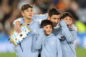 La divertida charla de “peinados” entre Messi y sus hijos en la previa del partido que hizo reír a más de uno