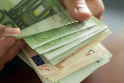 La divisa europea llegó a su nivel más bajo en 20 años y, momentáneamente, alcanzó la paridad con el dólar
