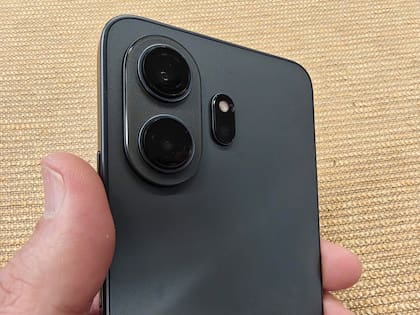 La doble cámara del Nxtpaper 70 Pro; el teléfono se vende con una funda que está incluida en la caja