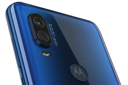 La doble cámara trasera (48 megapixeles y 5 megapixeles para medir profundidad de campo), el flash de doble tono y el sensor de huellas en el logo