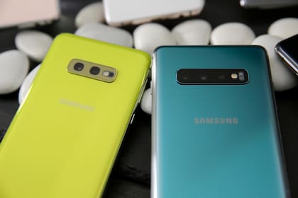 La doble cámara trasera del Galaxy S10e (izq:) y la triple cámara del S10/S10+