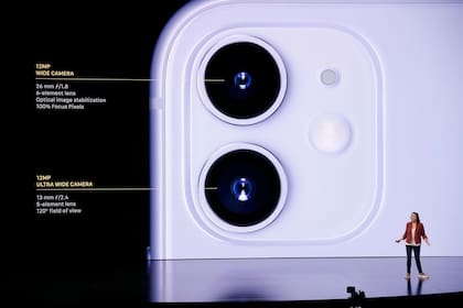 La doble cámara trasera del iPhone 11: una lente normal y otra gran angular