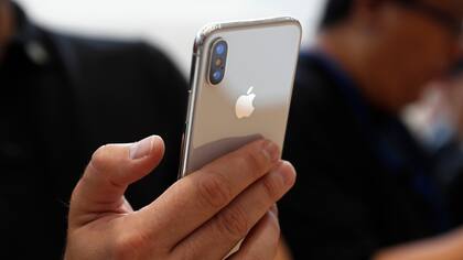 La doble cámara trasera del iPhone X, con un lente normal f/1.8 y un teleobjetivo f/2.4, ambos con estabilización óptica