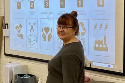 La docente Marika Kerola dice que las escuelas enfatizan el pensamiento crítico en todas las materias