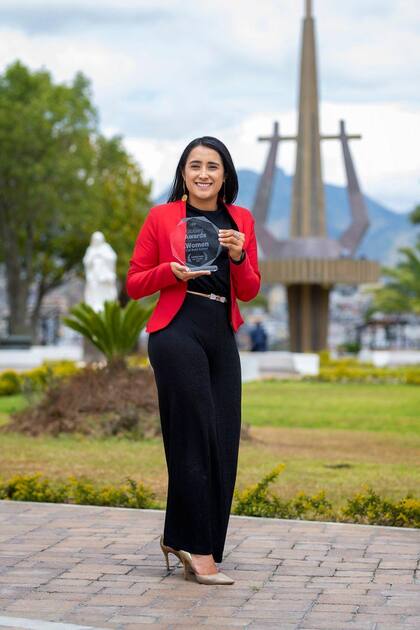 La docente y analista de innovación educativa en la UTPL con el Women that Build Award.