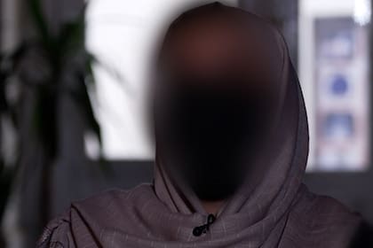 La doctora Amal, cuyo nombre ha sido cambiado y su rostro difuminado, asegura que ha recibido cientos de llamadas de socorro desde que los talibanes anunciaron que prohibirían el acceso de las mujeres a las universidades